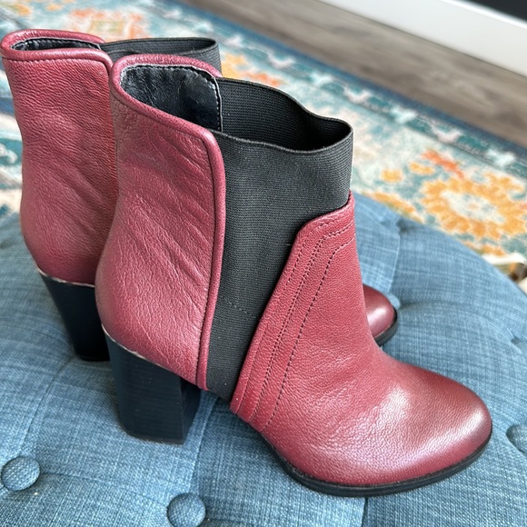 KENNETH COLE booties leather uppers - like new condition - Picture 3 of 6